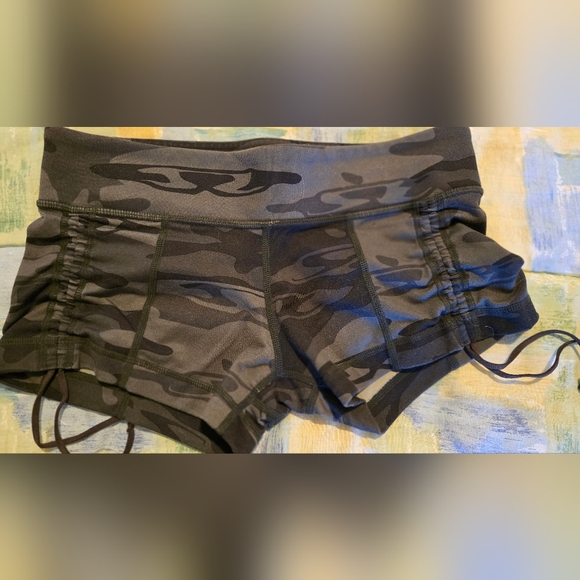 RARE Lululemon Hot Hot Short Size 6 - Picture 15 of 15